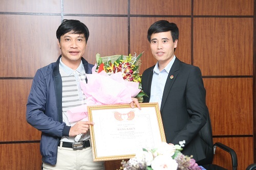 Tổ chức khen thưởng nhà báo chuyên bắt trộm cướp giao nộp cho CA